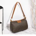 Dettaglio della borsa a tracolla vintage con cuciture e motivo a contrasto - Marrone