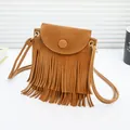 Sac bandoulière bohème en daim marron avec franges et rabat rond style seau chic - Marron