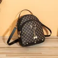 Mini mochila en cuero monograma marrón con anillo de gato dorado y borla de perla - Negro