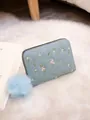 Lichtblauw kunstleren portemonnee met bloemenborduurwerk en een zachte pompon hanger - Blauw