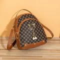 Mini mochila marrón con estampado de tréboles, colgantes de perlas y anillos metálicos de gato - Marrón