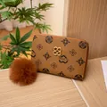 Portafoglio in pelle PU marrone stampato con cerniera e ciondolo con pompon morbido - Marrone