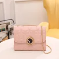 Sac bandoulière rose matelassé d'étoiles avec serrure ronde dorée et chaîne métallique - Rose