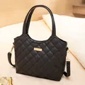 Schwarze gesteppte Damentasche, elegante Handtasche aus Leder mit Griff und Schultergurt. - Schwarz