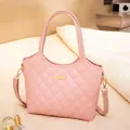 Rosa gesteppte Handtasche mit Henkeln und Umhängeriemen, stilvolles minimalistisches Design. - Rosa