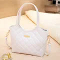 Weisse gesteppte Damentasche, elegante Umhaengetasche mit Henkeln und goldenen Beschlaegen. - Weiß