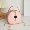 Rosa runde Umhängetasche mit V-Steppung, süßem Katzenanhänger und goldener Kette - Rosa
