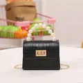 Mini borsa nera a coccodrillo con manico di perle e tracolla a catena dorata - Nero