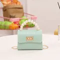Mini borsa verde menta motivo coccodrillo con manico di perle e catena dorata - Verde chiaro