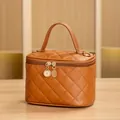 Trousse à maquillage marron en cuir matelassé avec fermetures éclair dorées - Petit Marron