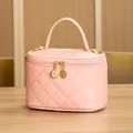 Trousse à maquillage rose en cuir matelassé avec double fermeture éclair dorée et anse - Petit Rose
