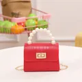 Mini borsa rossa a coccodrillo con manico di perle e tracolla a catena d'oro - Rosso