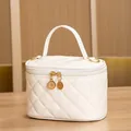 Sac cosmétique blanc matelassé avec double fermeture éclair dorée et poignée chic - Petit Blanc