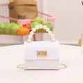 Minibolso blanco con relieve de cocodrilo, asa de perlas y cierre de oro fino - Blanco