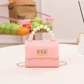 Mini bolso rosa de gelatina con textura de cocodrilo, asa de perlas y cadena dorada - Rosa