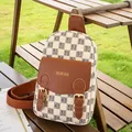 Sac bandoulière en cuir marron avec motif damier noir et blanc et lettrage - Sac de Poitrine Double Boucle Damiers / Marron