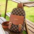 Sac de poitrine à damier marron avec boucles dorées et imprimé de lettres vintage chic - Sac de Poitrine Double Boucle Damiers / Café