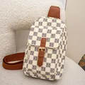 Borsa a tracolla da donna beige e marrone a scacchi con fibbia in metallo dorato - Marrone