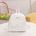 Mini mochila blanca para mujer con motivos florales en relieve y detalles de hebilla dorada - Blanco