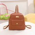 Mini mochila de cuero marrón con relieve floral y hebilla de metal dorado - Marrón