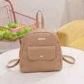 Mini mochila de cuero sintético caqui con grabado floral y cierre metálico frontal - Caqui