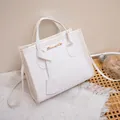 Borsa tote bianca in pelle a grana con dettagli dorati e tracolla regolabile - Bianco