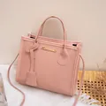 Borsa a mano rosa con trama litchi, manici e logo dorato firmata Sunnycity - Rosa
