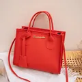 Borsa tote rossa da donna a grana litchi con logo dorato e tracolla sottile - Rosso