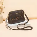 Sac bandoulière rétro en cuir PU foncé avec imprimés vintage et finitions métalliques dorées - café