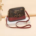 Sac bandoulière rétro en forme de coquille avec monogramme marron et empiècement rouge - Rouge