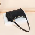 Sac hobo noir tressé pour femme avec fermeture éclair dorée et pendentif rond élégant - Noir