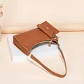 Sac hobo marron caramel avec texture gaufrée, bandoulière réglable et détails dorés - Marron