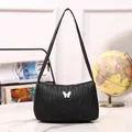 Elegante borsa sottobraccio in pelle nera con trapuntatura a foglia e farfalla bianca - Nero