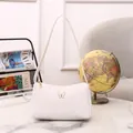 Elegante borsa a tracolla bianca trapuntata da donna con fibbia a farfalla dorata - Bianco