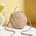 Beige runde Umhängetasche aus Kunstleder mit V-Steppung und abnehmbarem Schultergurt - Khaki