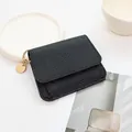 Mini portamonete nero in pelle martellata con portachiavi dorato e chiusura a patta - Nero