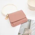 Mini portamonete in pelle rosa chiaro a grana litchi con portachiavi dorato e targhetta tonda - Rosa