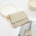 Mini portafoglio beige con trama a grana litchi e anello in metallo dorato - Bianco Sporco