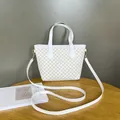 Bolso tote pequeño de cuero blanco con diseño circular amarillo y hebilla dorada - Blanco