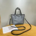 Bolso tote gris oscuro con diseño circular geométrico y correa de hombro ajustable - Negro