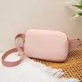Rosafarbene Brusttasche aus gewaschenem Nylon mit verstellbarem Webgurt auf Blumenhintergrund - Rosa