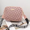 Sac bandoulière rose à motifs géométriques avec large sangle et plaque dorée élégante - Rose