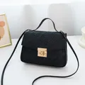 Bolso bandolera pequeño negro tejido con hebilla metálica dorada para mujer - Negro