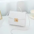 Bolso bandolera blanco con textura trenzada y hebilla de metal dorado elegante - Blanco
