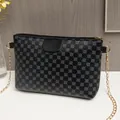 Sac bandoulière minimaliste noir et gris avec motif trèfle et chaîne dorée - Noir
