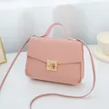 Bolso bandolera rosa pequeño con textura, hebilla dorada cuadrada y asa de mano - Rosa