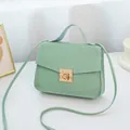 Bolso pequeño cuadrado verde claro con relieve, asa superior y cierre de giro dorado - Verde
