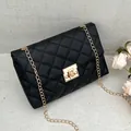 Bolso bandolera acolchado negro elegante con cierre dorado y correa de cadena de metal - Negro