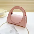 Mini borsa rosa tenue con trama litchi, tracolla a catena dorata e patta magnetica - Rosa