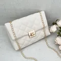 Bolso bandolera acolchado blanco crema con cadena dorada y cierre giratorio de metal - Blanco